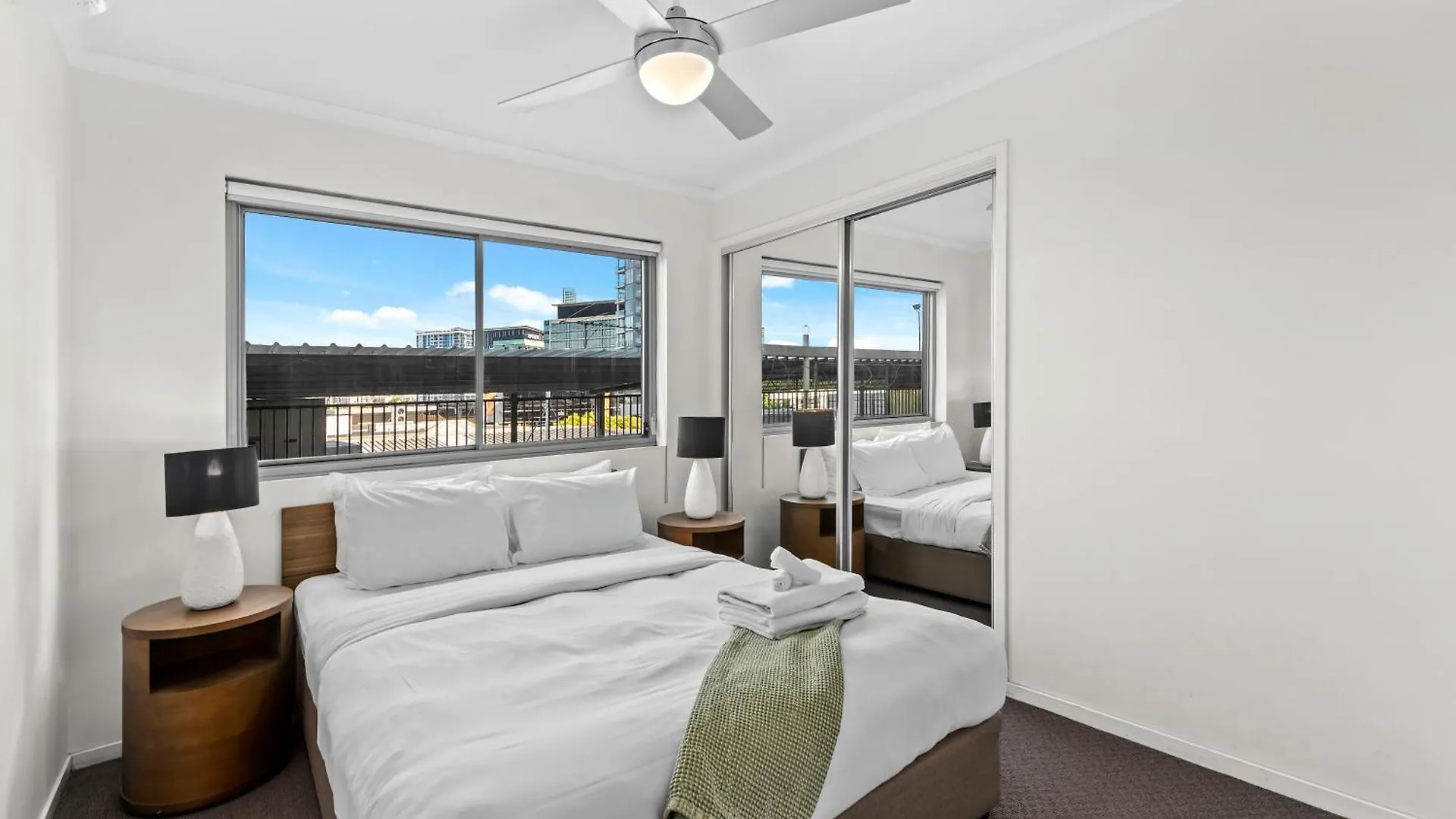 Comfy And Bright Apartment With Huge Balcony! Brisbane 0*,  Australie