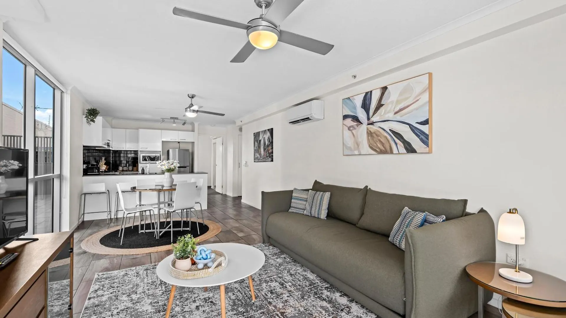 Comfy And Bright Apartment With Huge Balcony! Brisbane