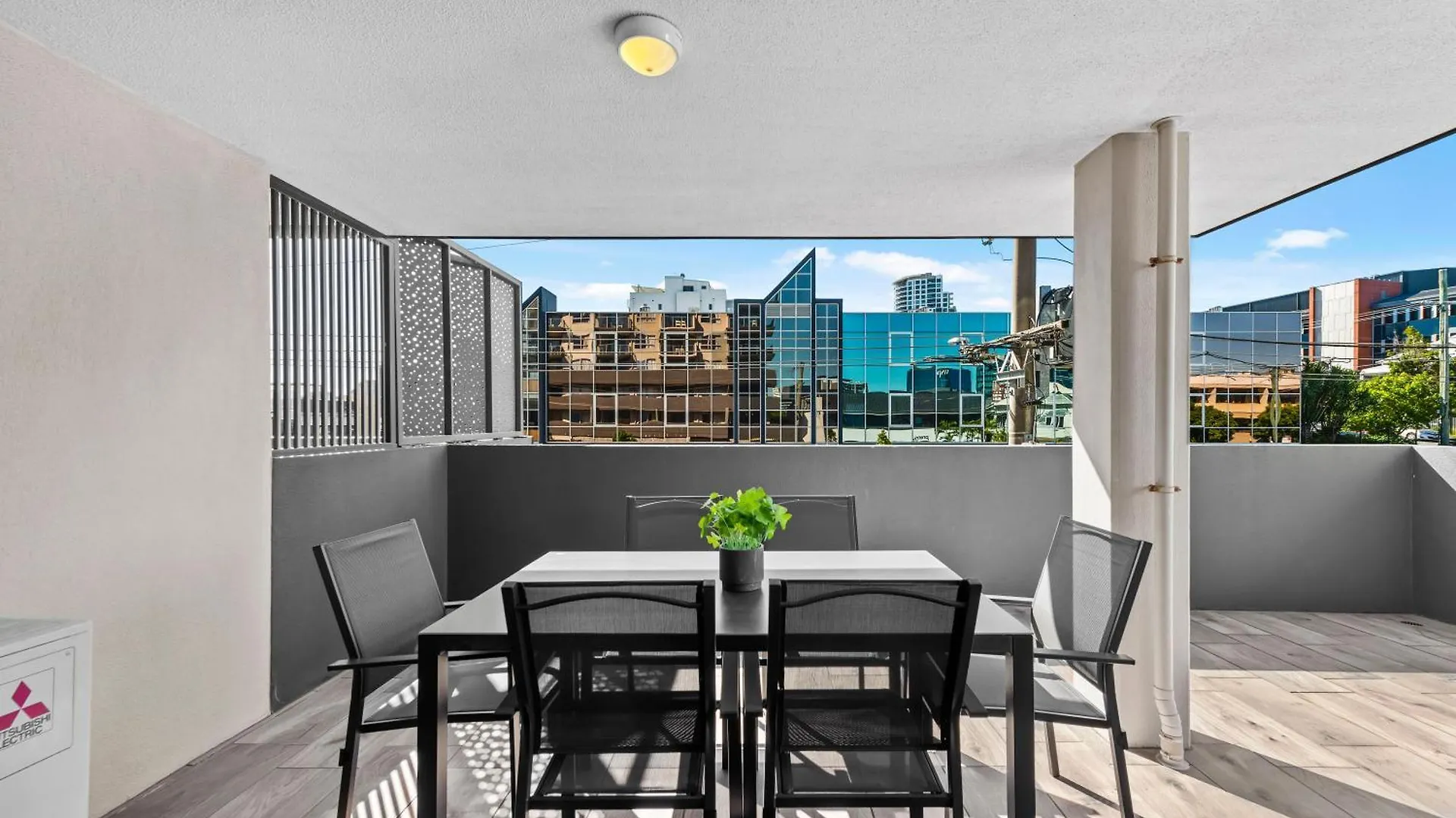Comfy And Bright Apartment With Huge Balcony! Brisbane