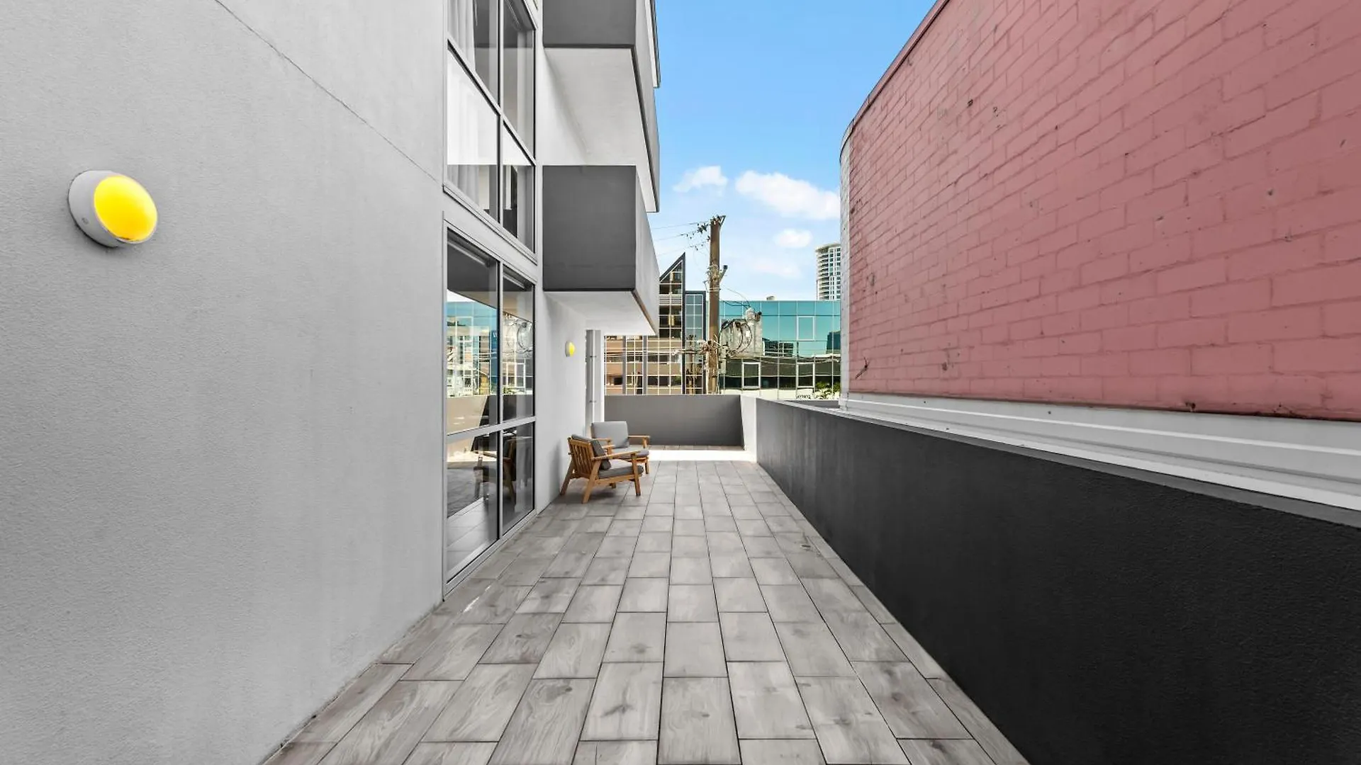 Comfy And Bright Apartment With Huge Balcony! Brisbane