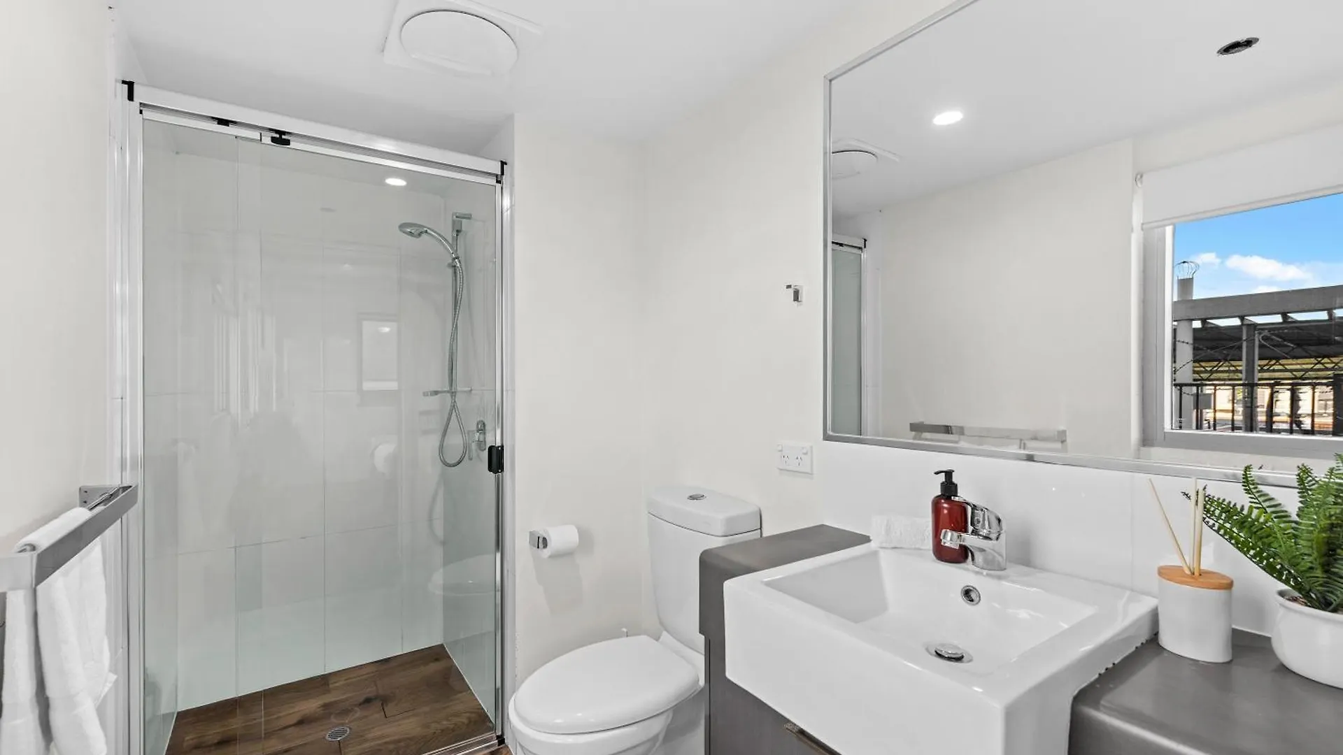 Comfy And Bright Apartment With Huge Balcony! Brisbane