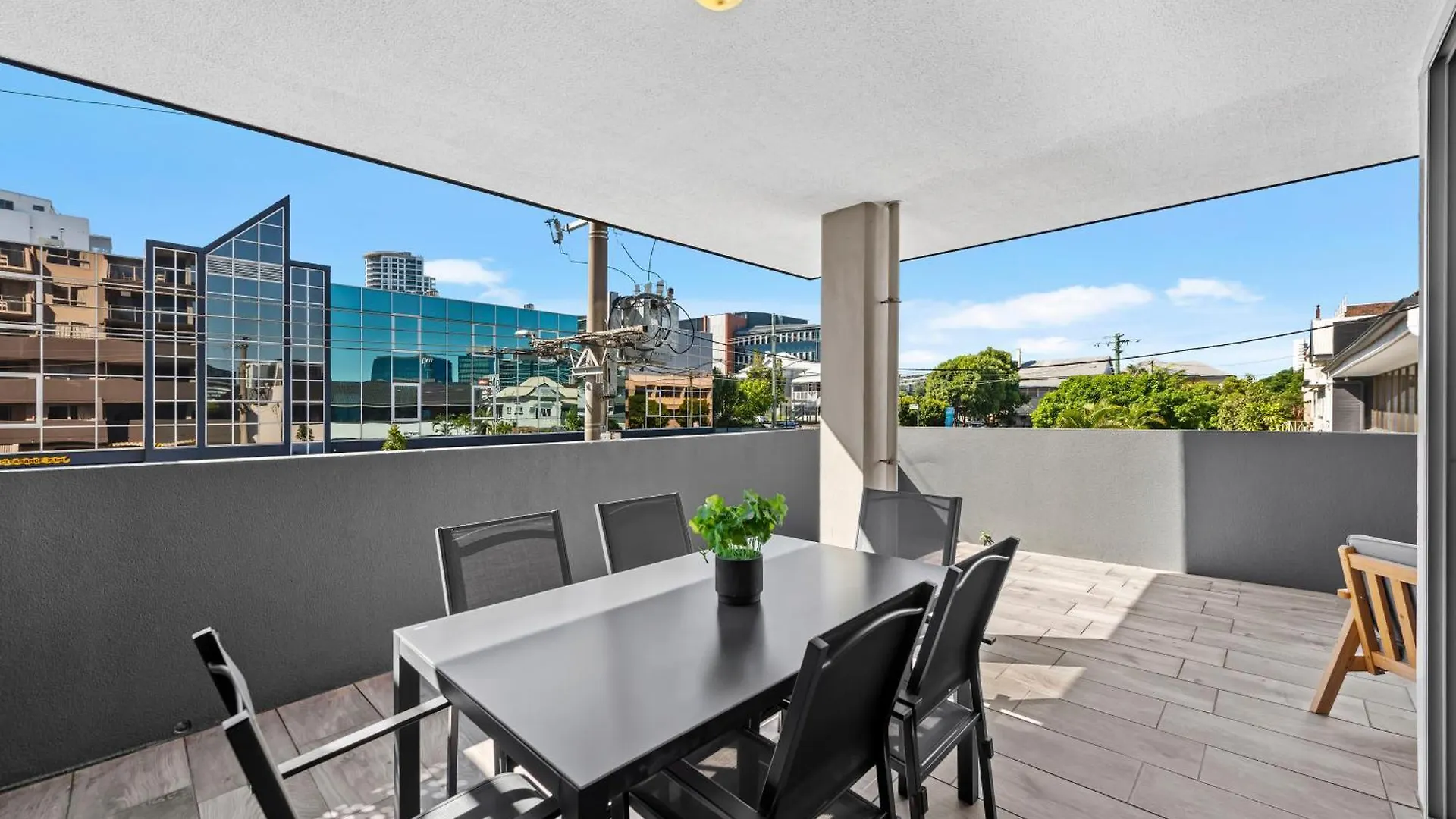 Comfy And Bright Apartment With Huge Balcony! Brisbane